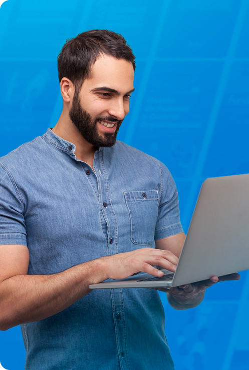 Homem em um fundo azul com um computador na mão e sorrindo para a tela